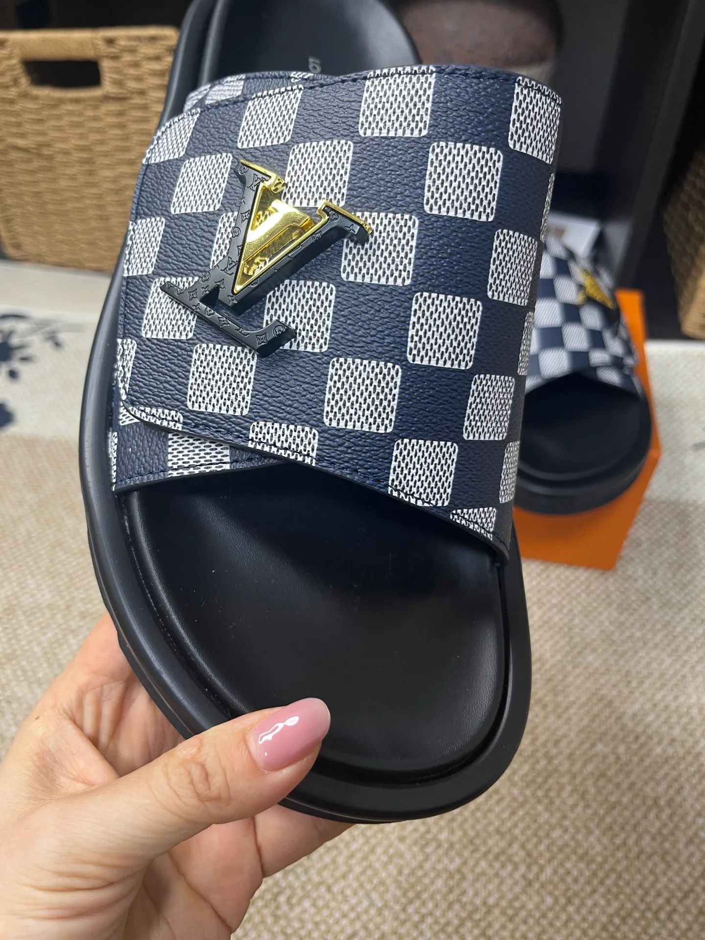 P340 [New Style] [LOUIS VUITTON] Louis Vuitton, LV printing, men's and women's slippers are now on the market, packed in drawer boxes with cloth bags and cards, the upper pattern looks very soft and waxy, and is a super versatile leg slimming tool. Fabric: imported denim/canvas/old fabric, LV hardware LOGO, official website pattern printing, comfortable to wear, feet: high-elastic PU water table. Sole: foam sole, heel height: about 5cm. Code number: 35-46, 35, 45, 46 are custom-made and non-returnable. Color: multiple colors and styles available.